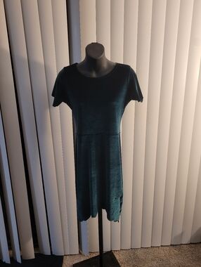 Boohoo Night Dark Green Dress with Short Sleeves and Scoop Neckline, size 6